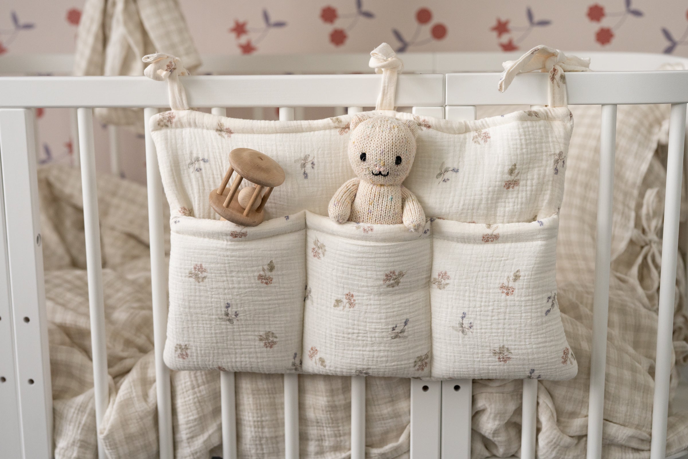 Cream Tiny Flowers – Crib Organizer / Bed Pocket