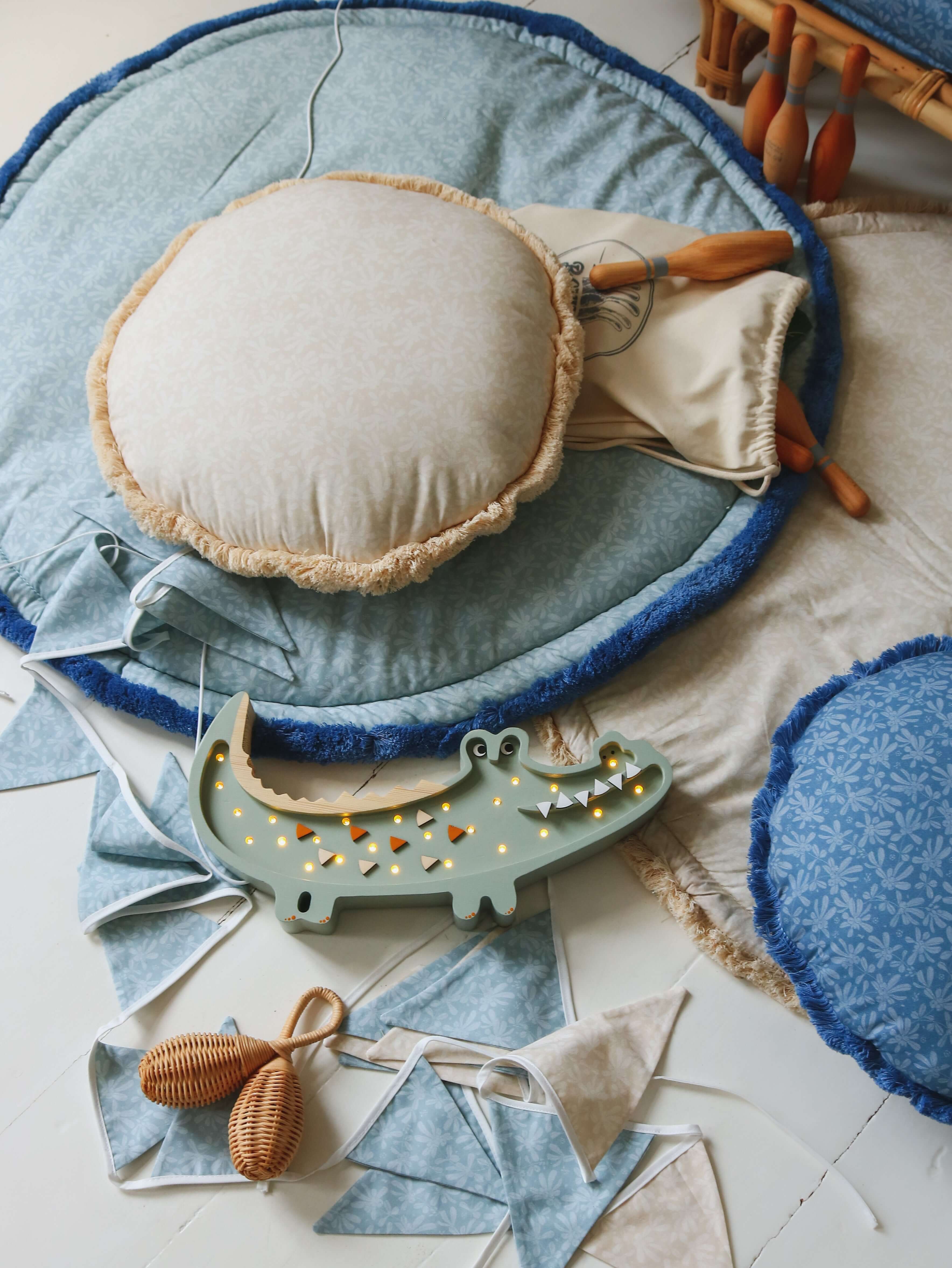 Blue & Ecru Barberries – Garland