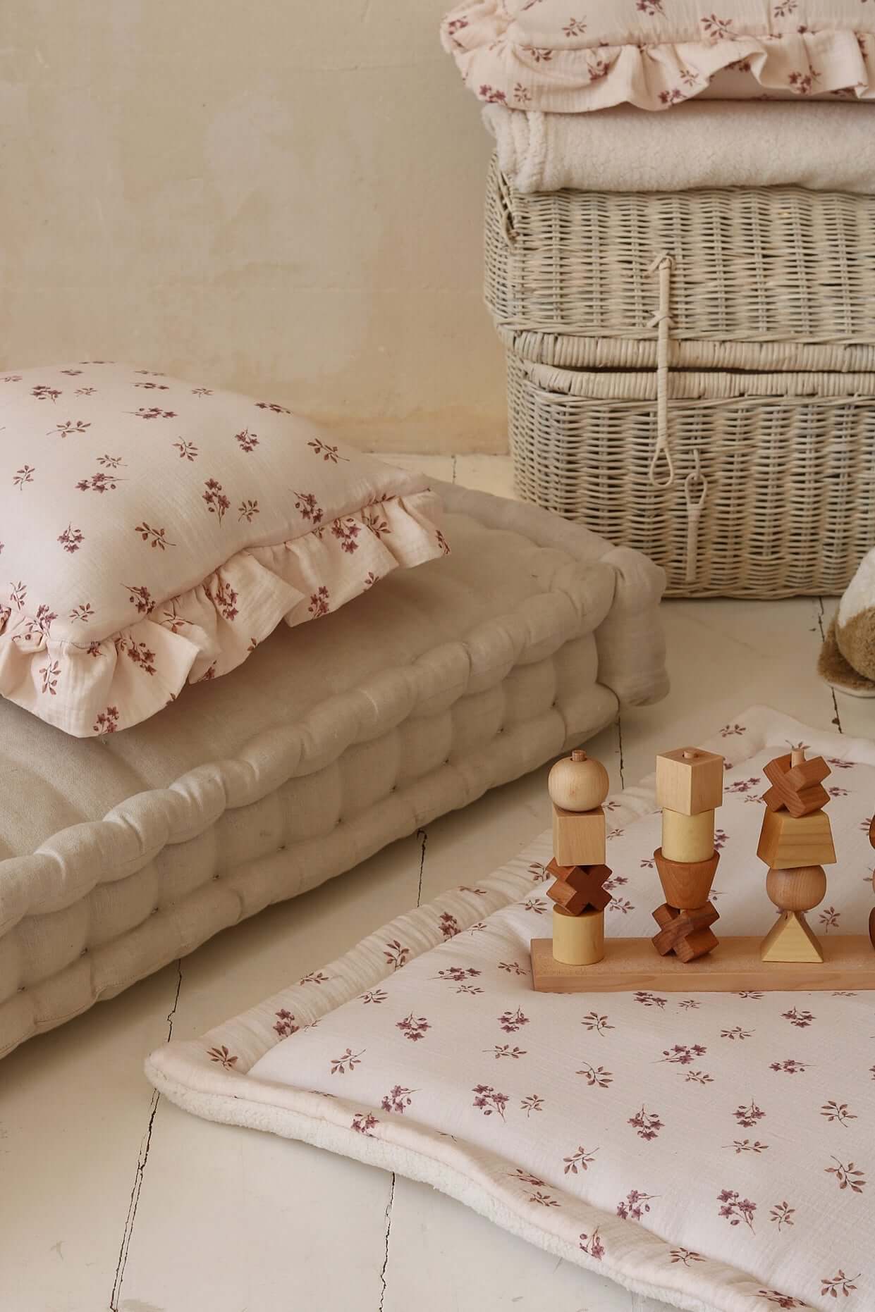 Ecru teddy & mini flowers - baby play mat, boxkleed