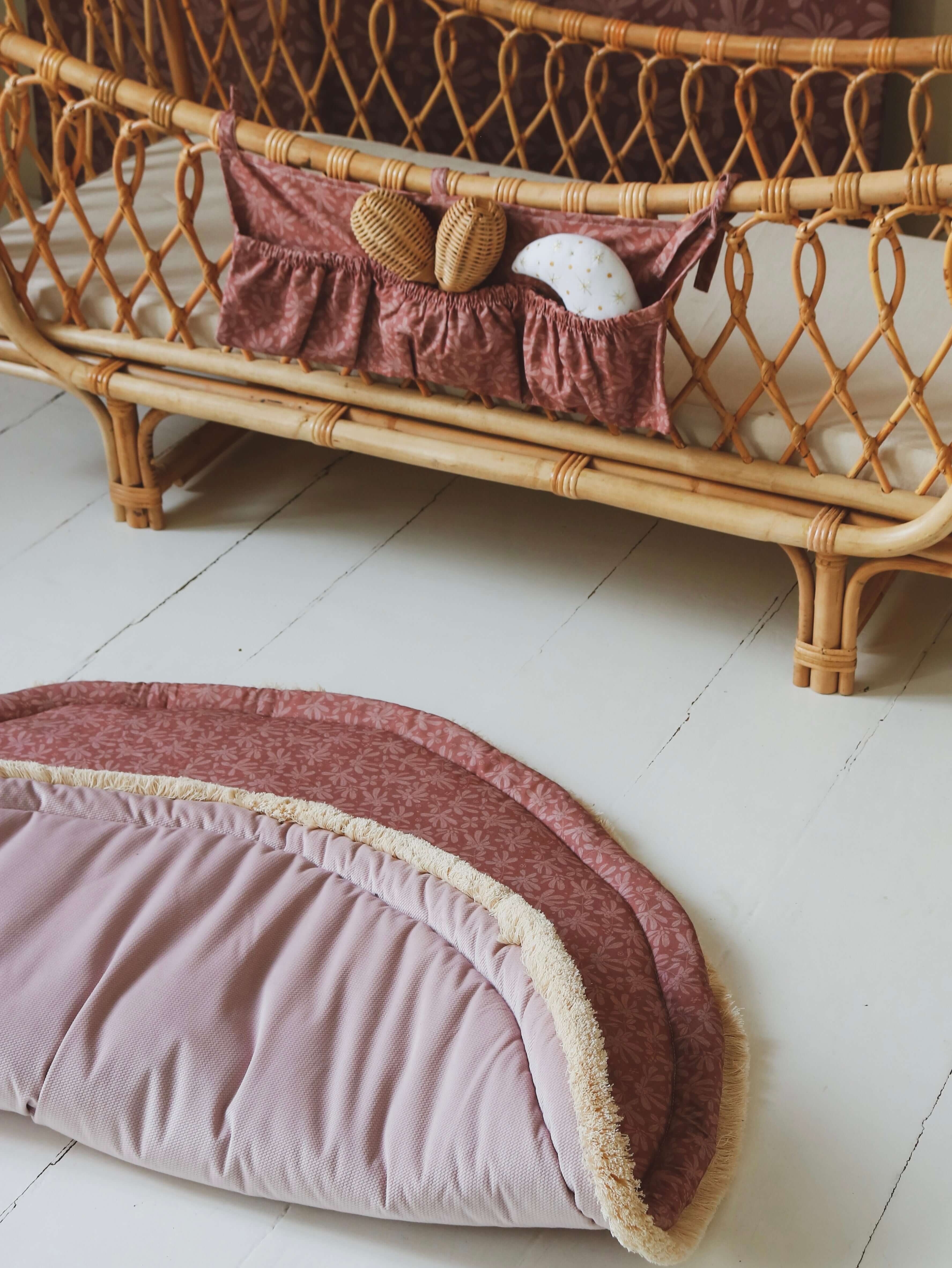 Burgundy barberries - round baby play mat, boxkleed