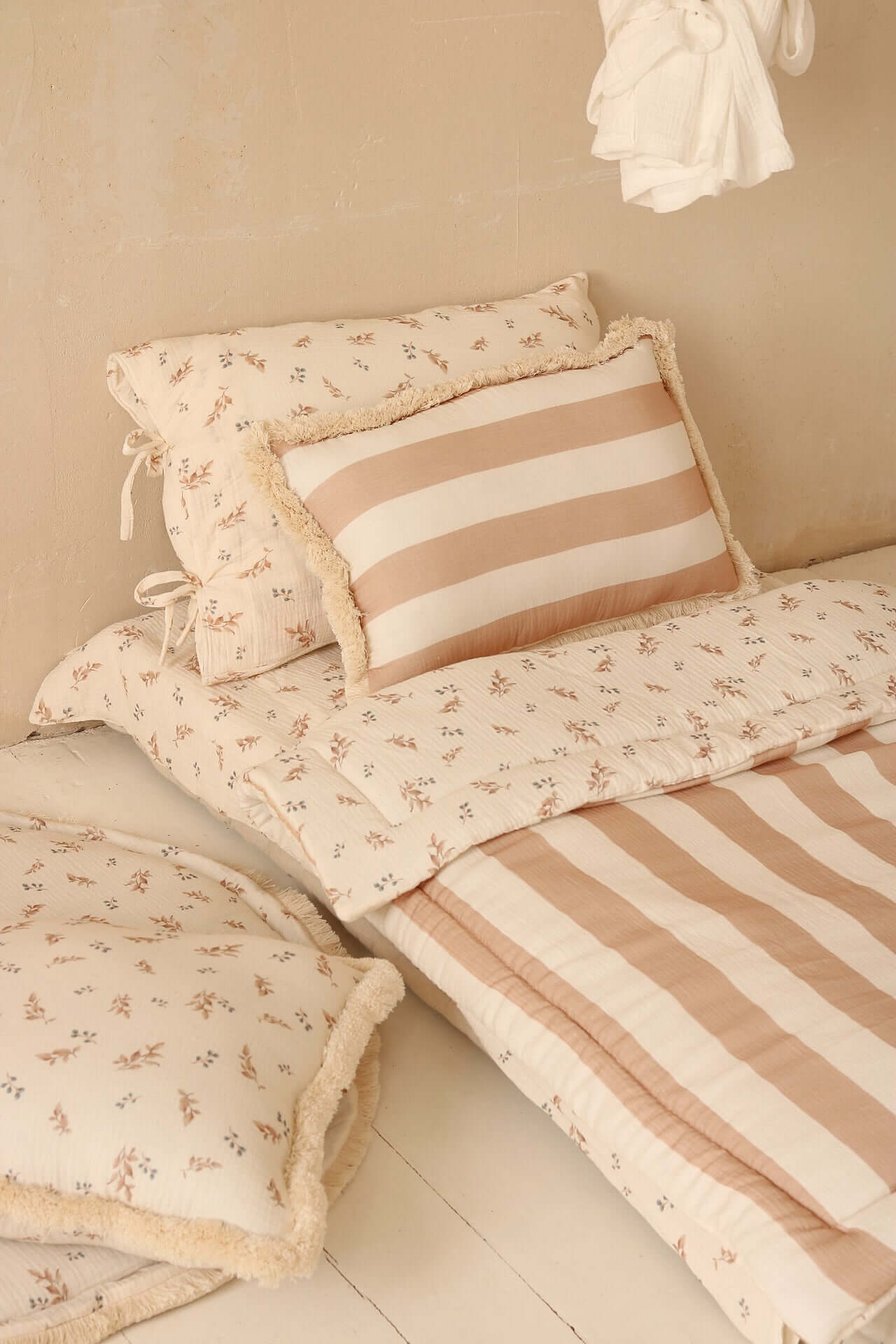 Beige stripes - pillow