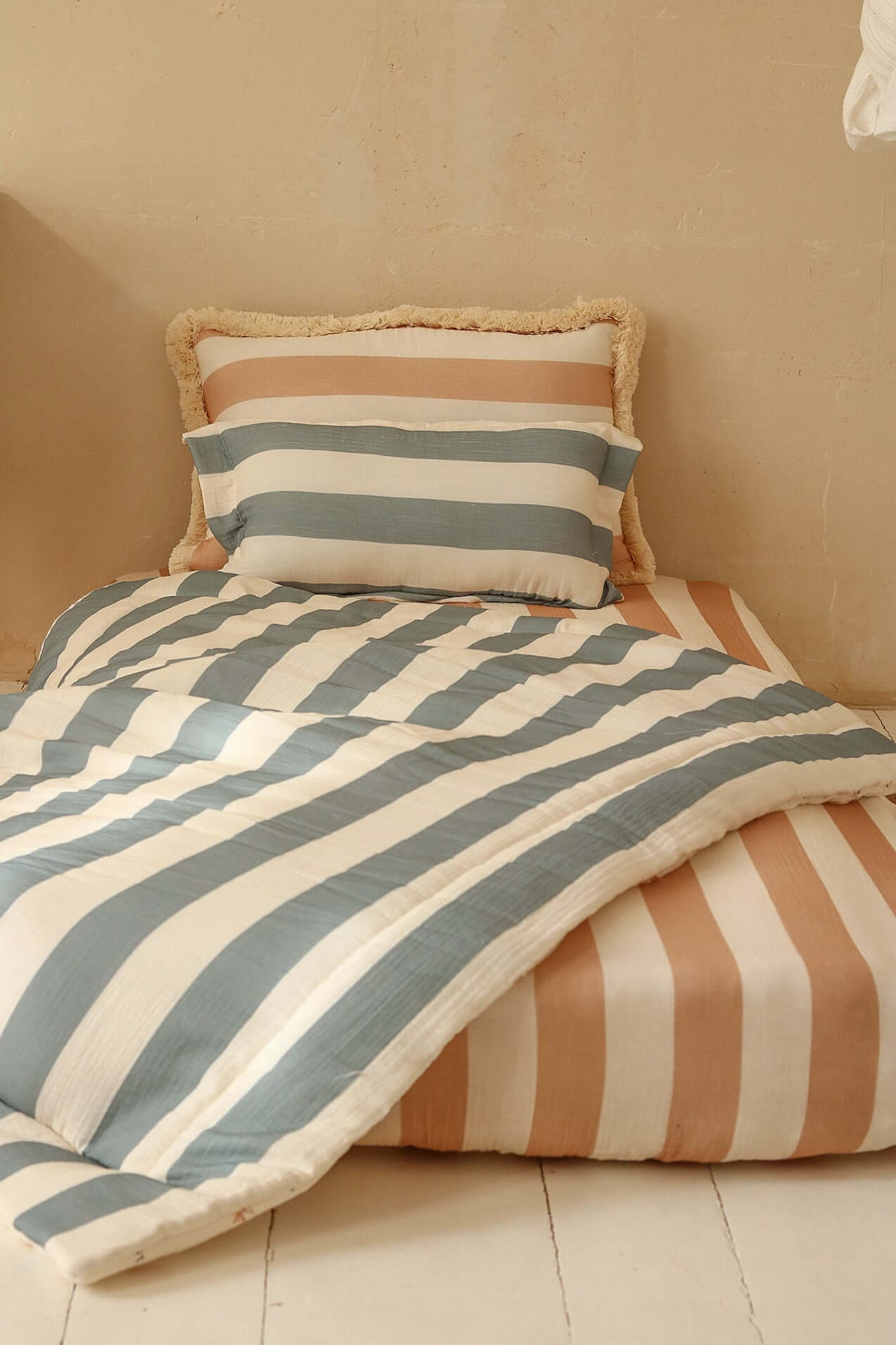 Small Leaves & Blue Stripes – Kids Quilt