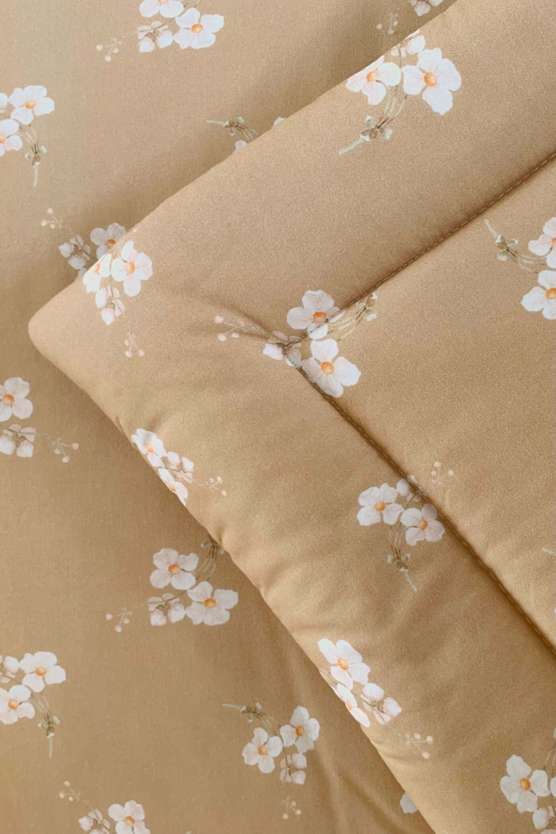 Caramel small flowers - baby play mat, boxkleed