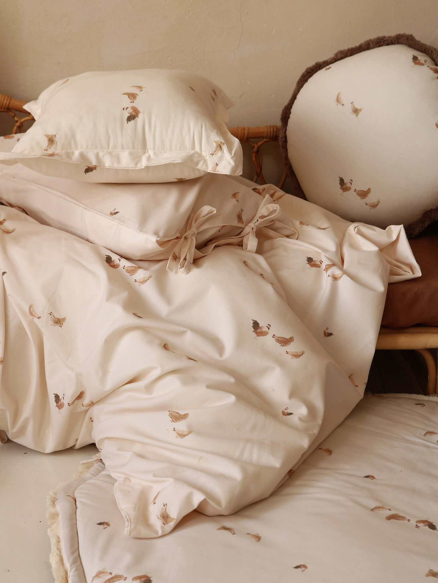 Retro hens - round pillow