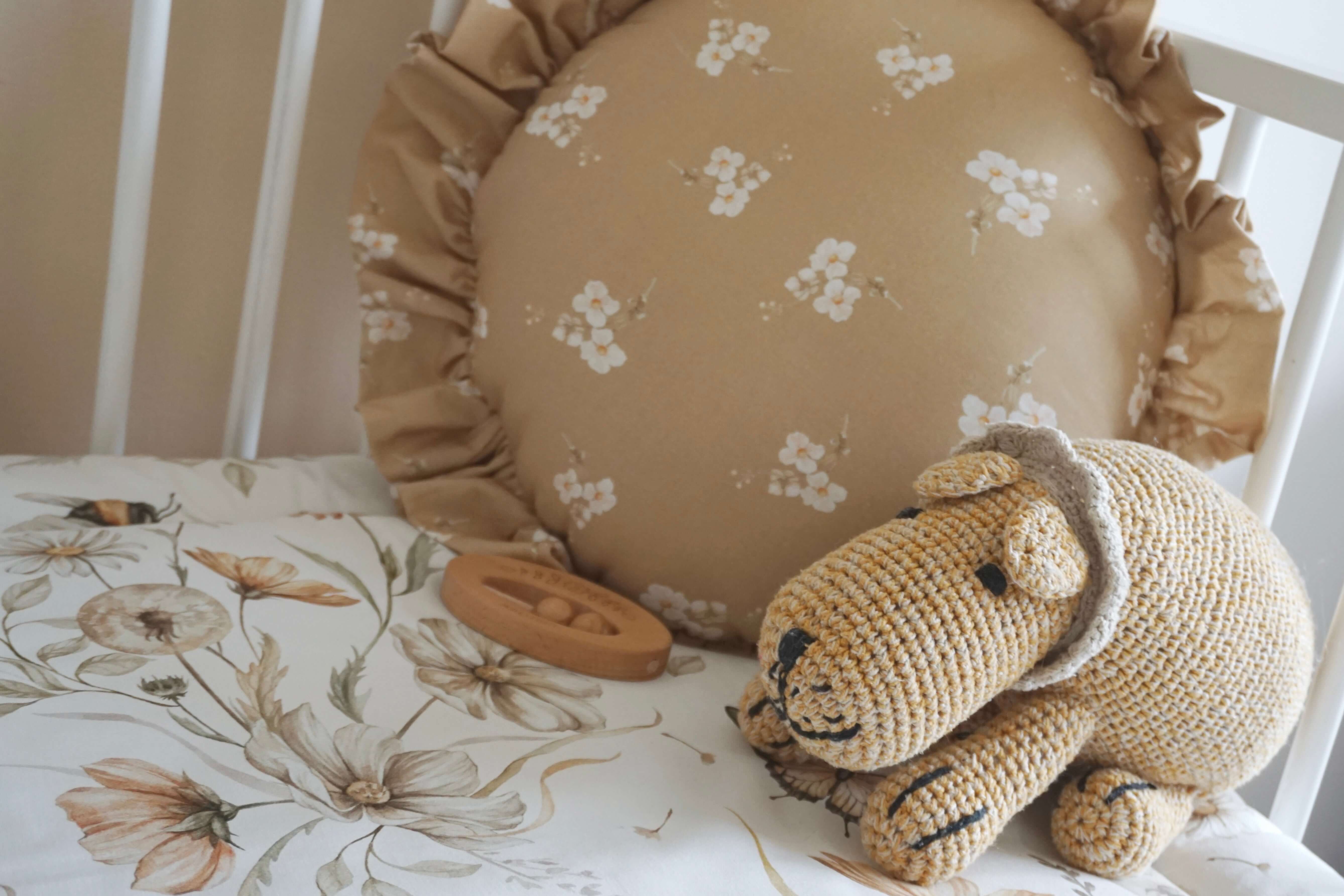 Gold meadow on white - baby play mat, boxkleed