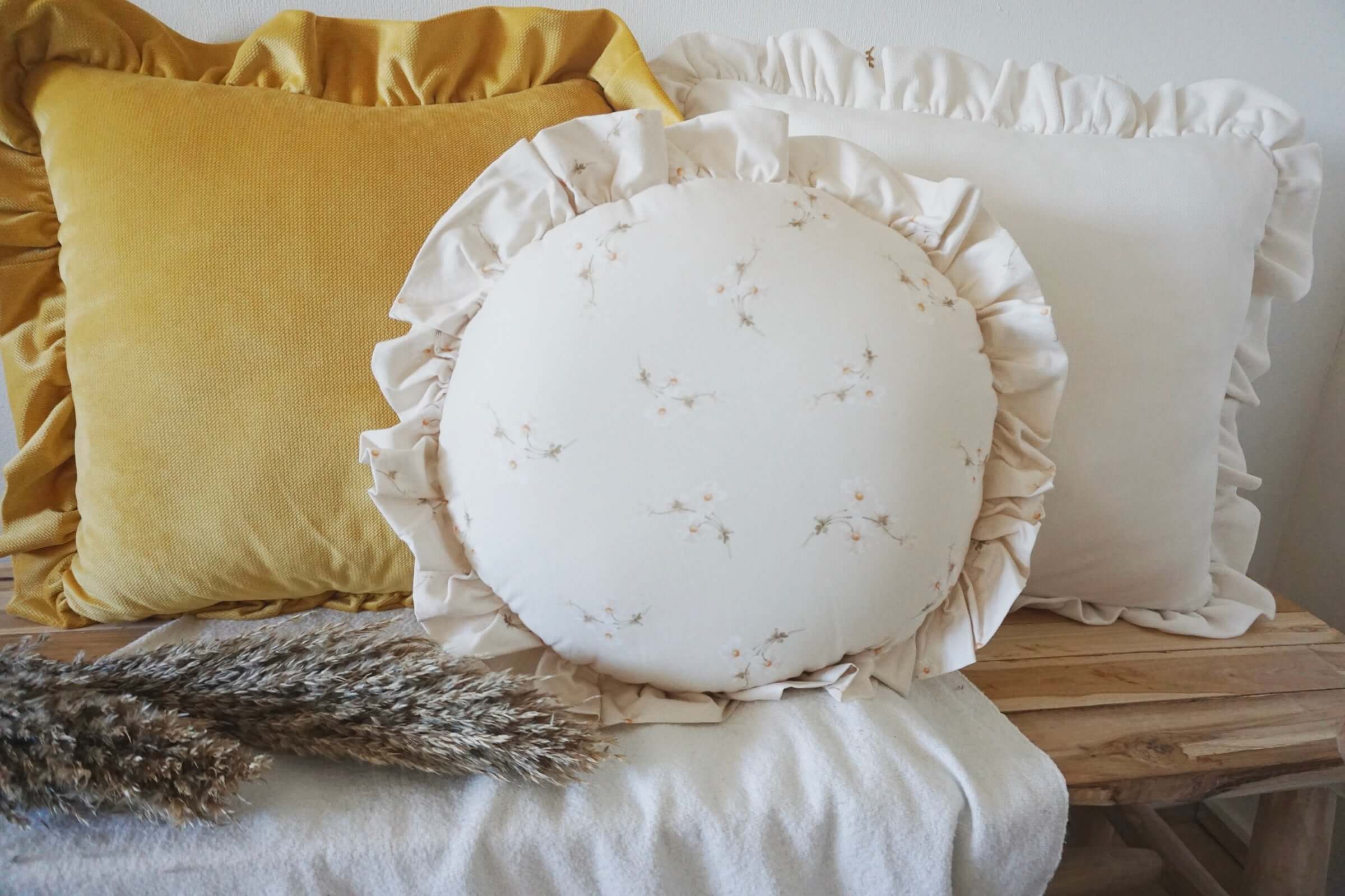 Ecru small flowers pillows