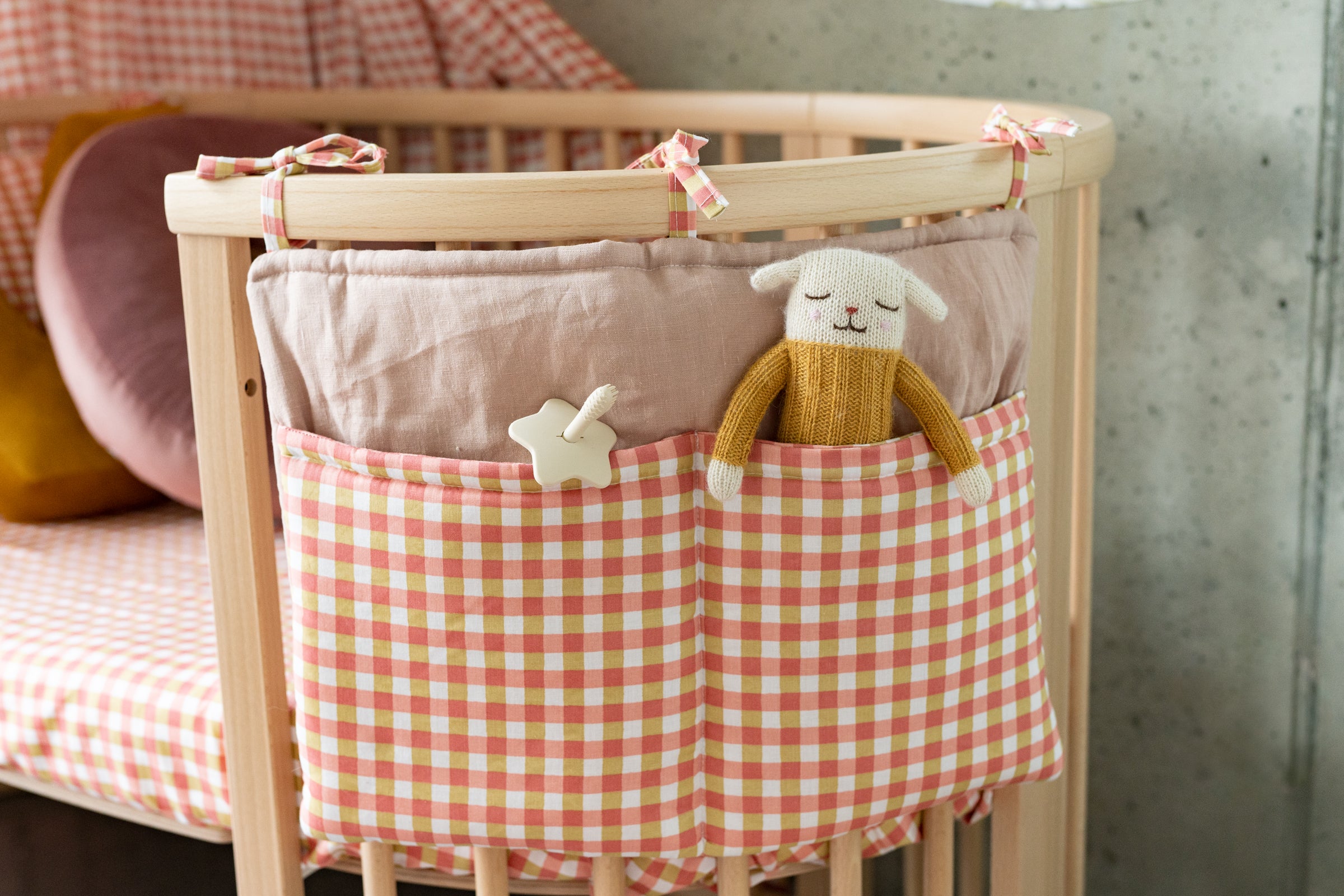 Peachy Gingham – Crib Organizer / Bed Pocket