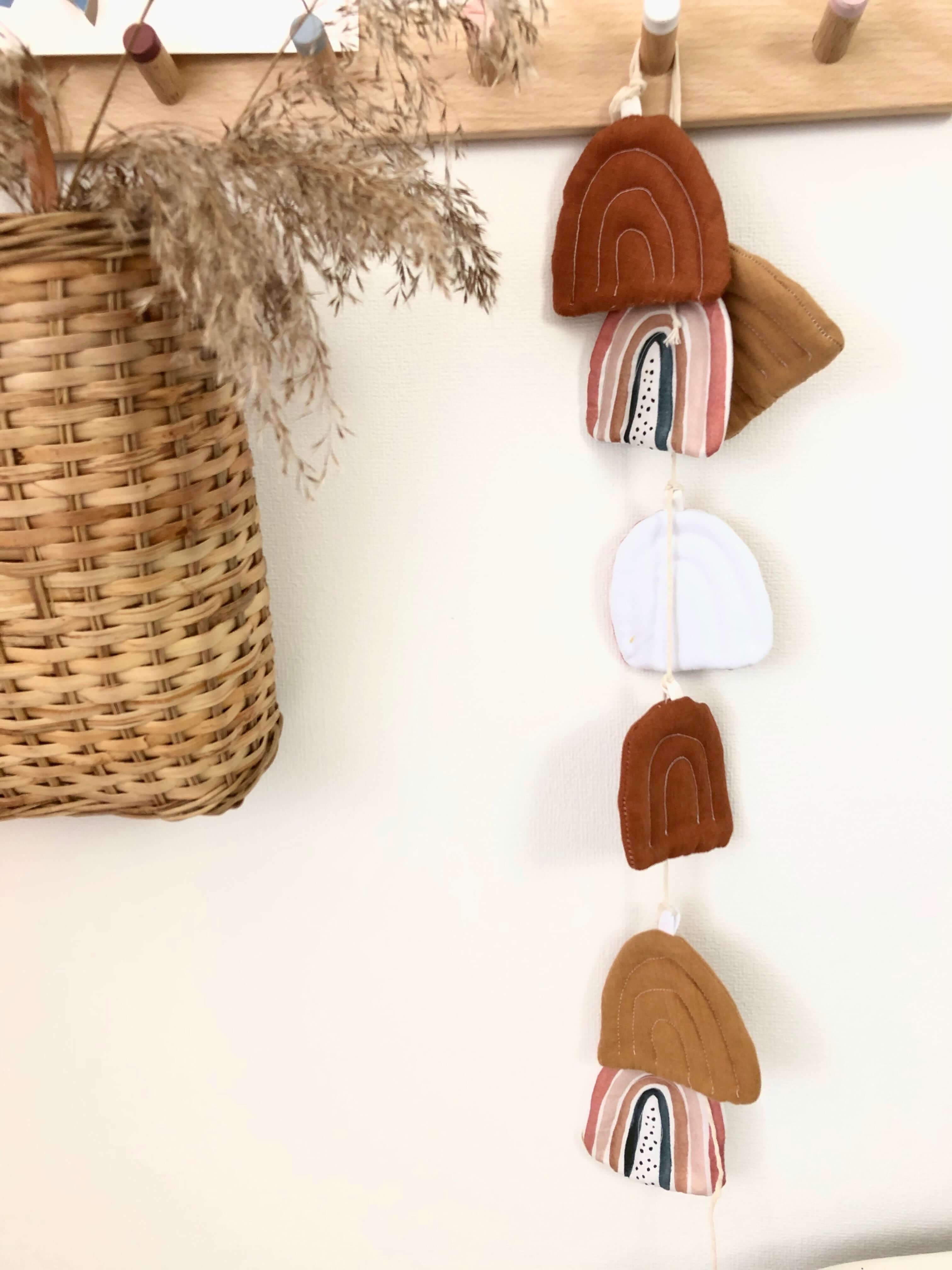 The Rainbows – Garland (Brown & Caramel)