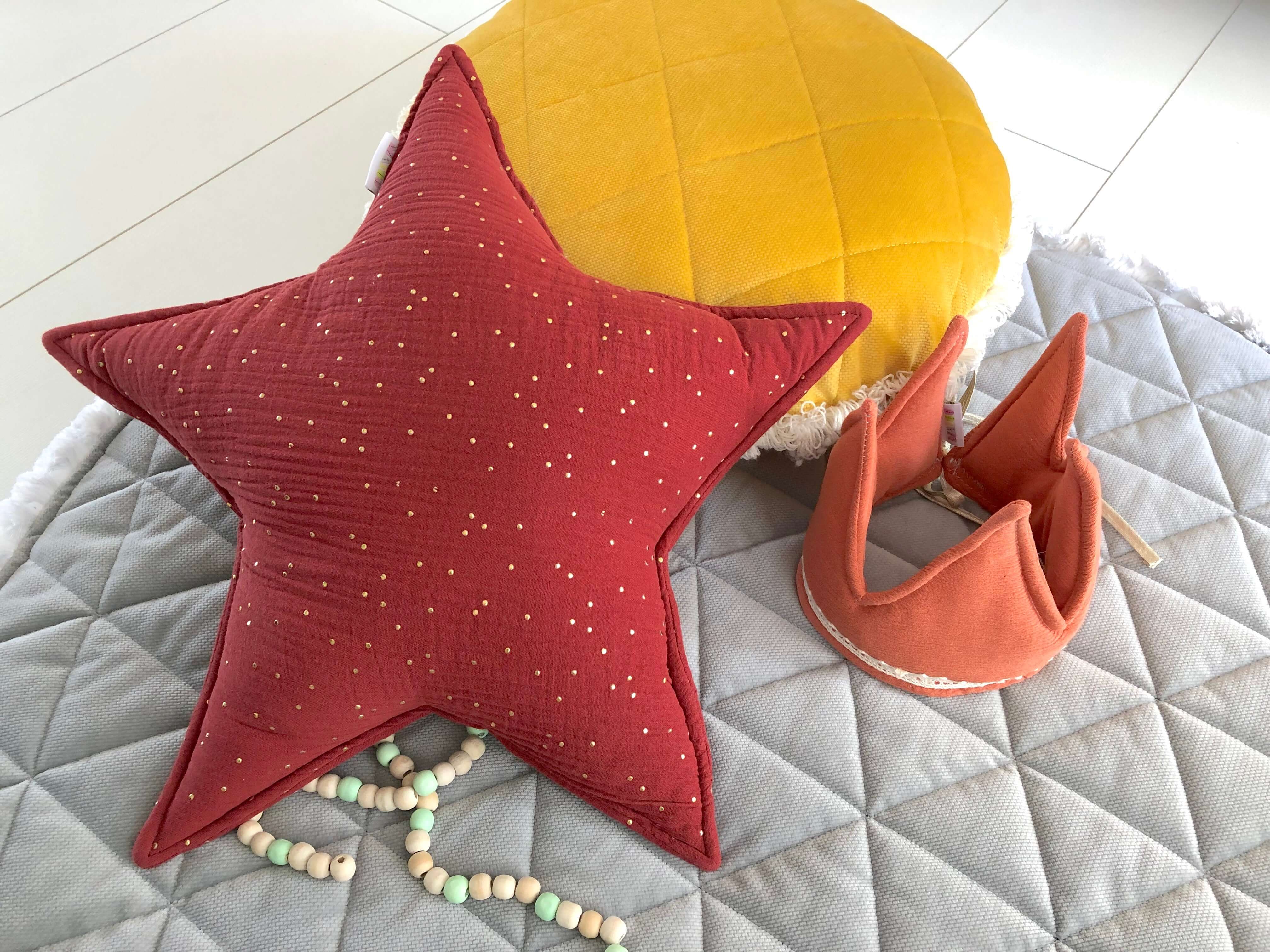 Red rust star with gold dots - double gauze pillow, terakota pillow