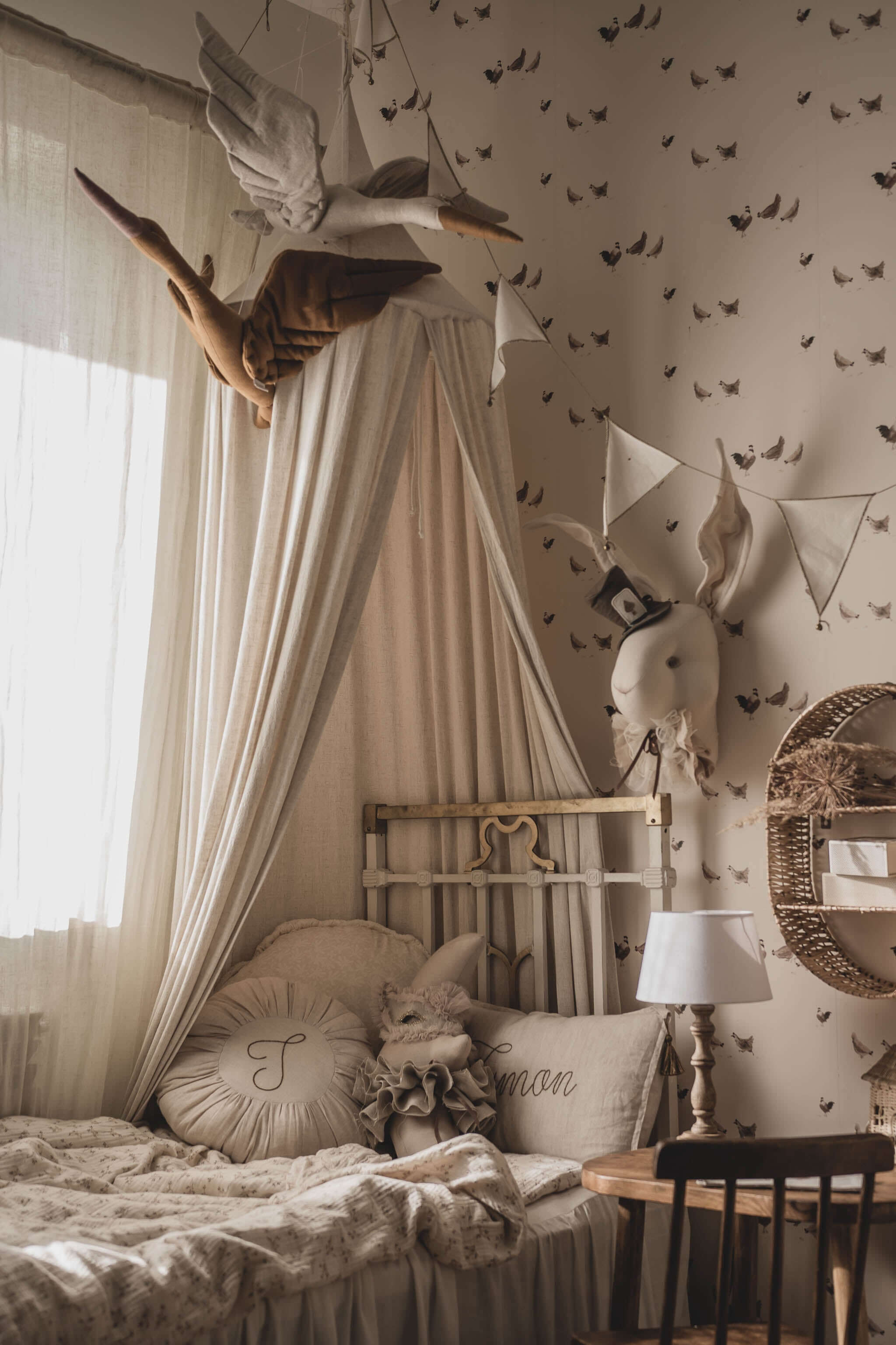 Retro Hens – Playful Vintage Wallpaper