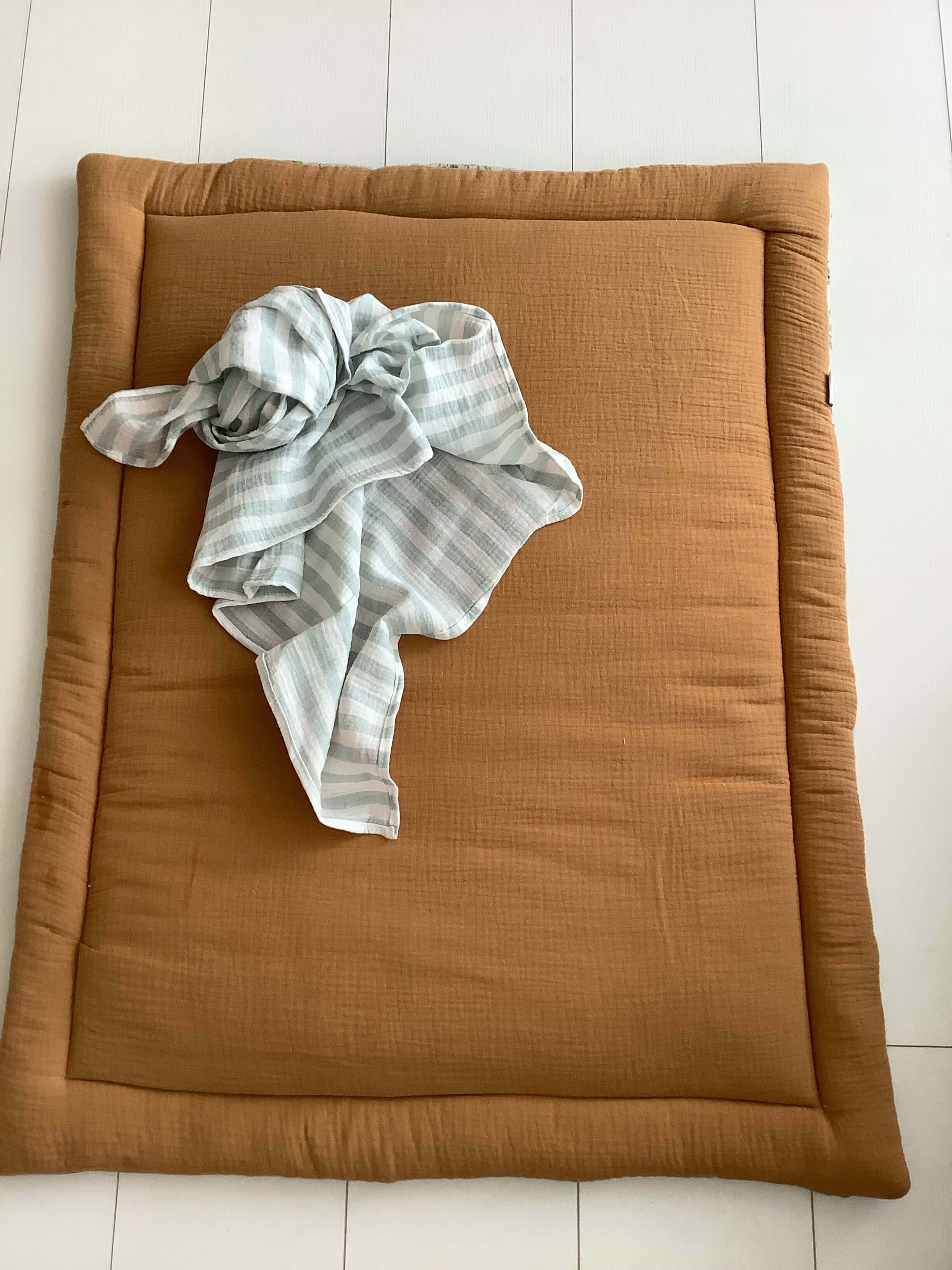 Grey flowers & carmel - baby play mat, boxkleed