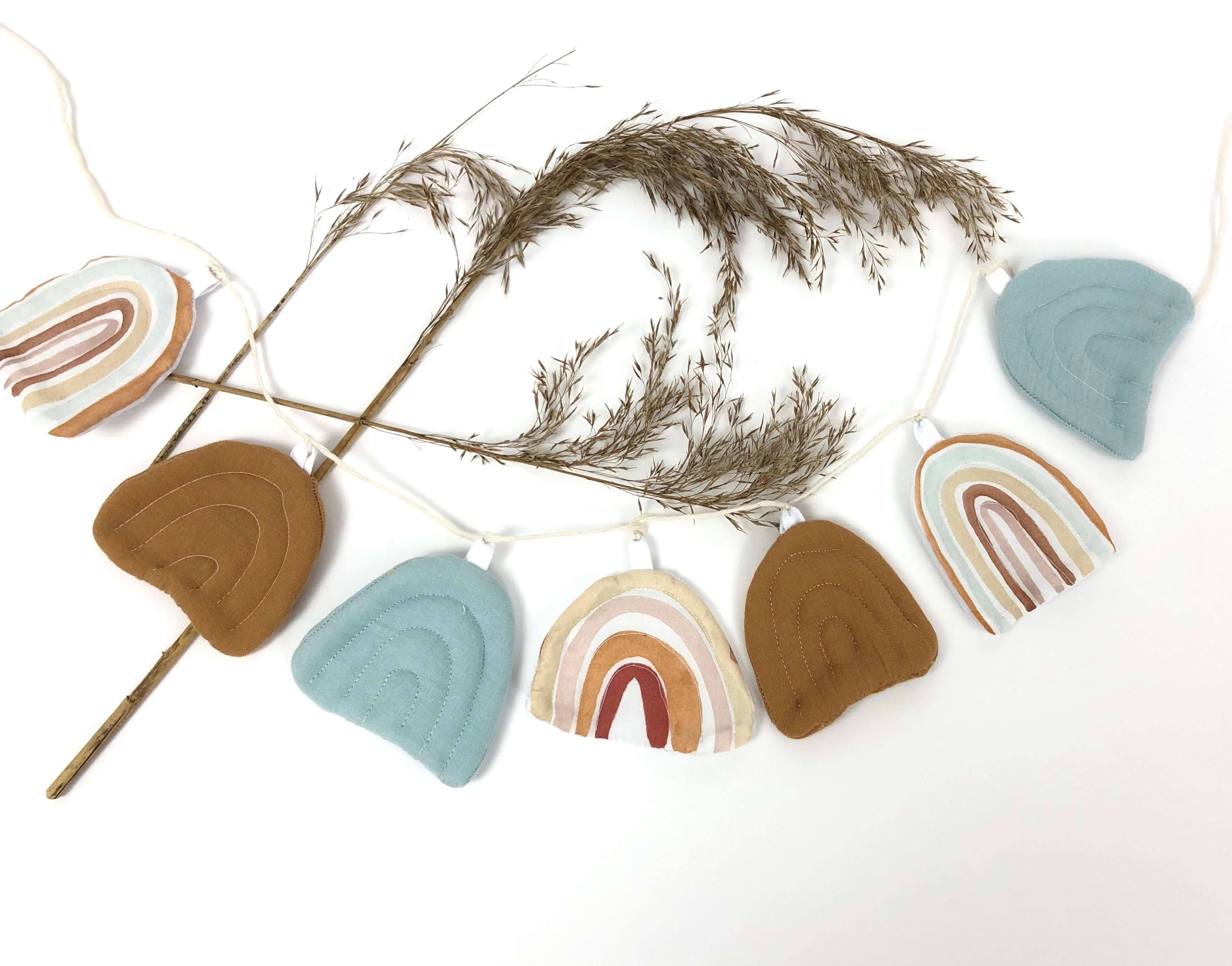 The Rainbows – Garland (Caramel & Mint)