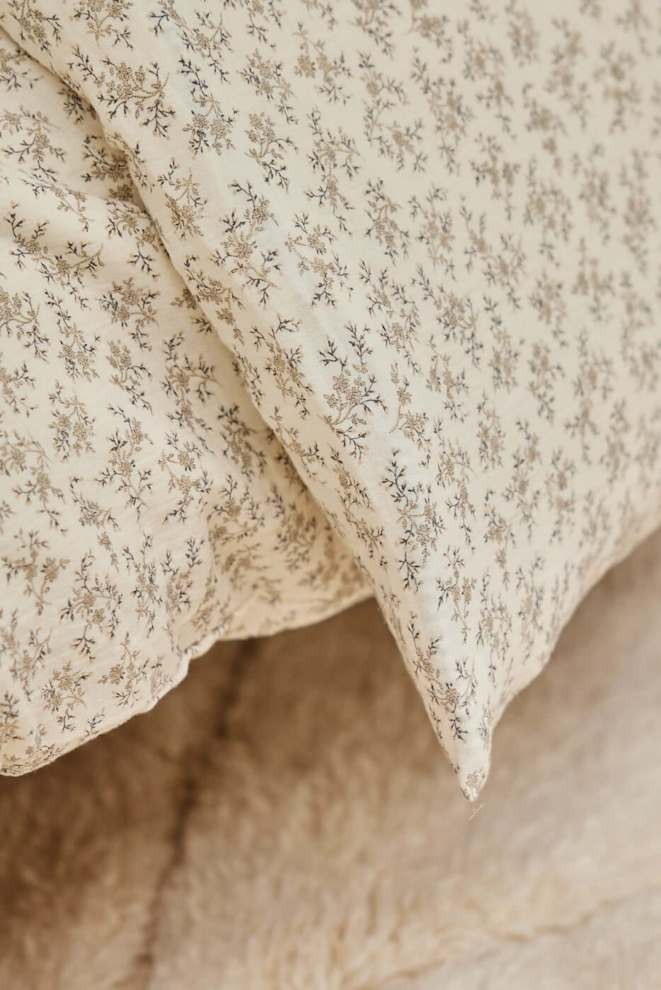 Neutral Retro Flowers - Muslin Bedding Set