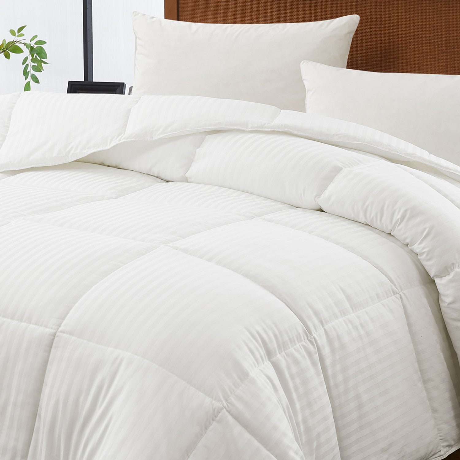 1000x1000-CO40039-Eddie-Bauer-PrimaLoft-Lightweight-Comforter-corner-view__98937