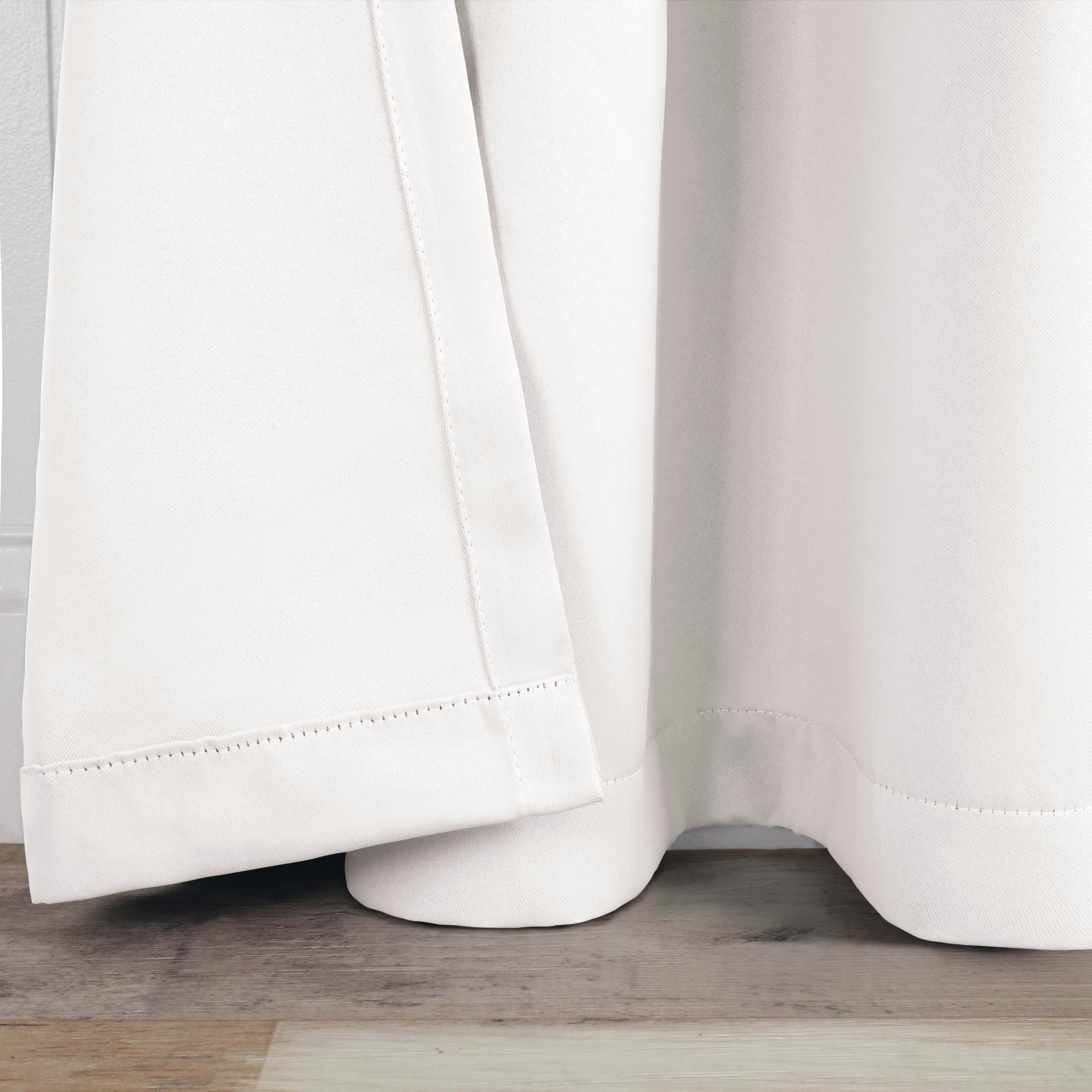 SolidBlackout-SnowWhite_Detail_823b653c-e5b2-4fae-aeec-a7bffbe1e543